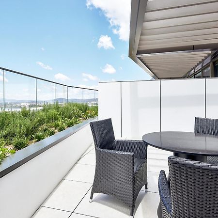 Meriton Suites Канберра Экстерьер фото A balcony