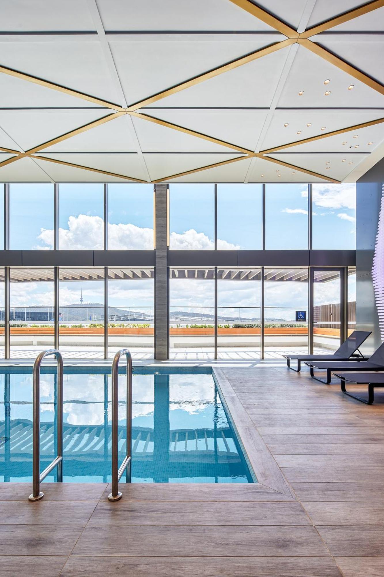 Meriton Suites Канберра Экстерьер фото The pool at the hotel