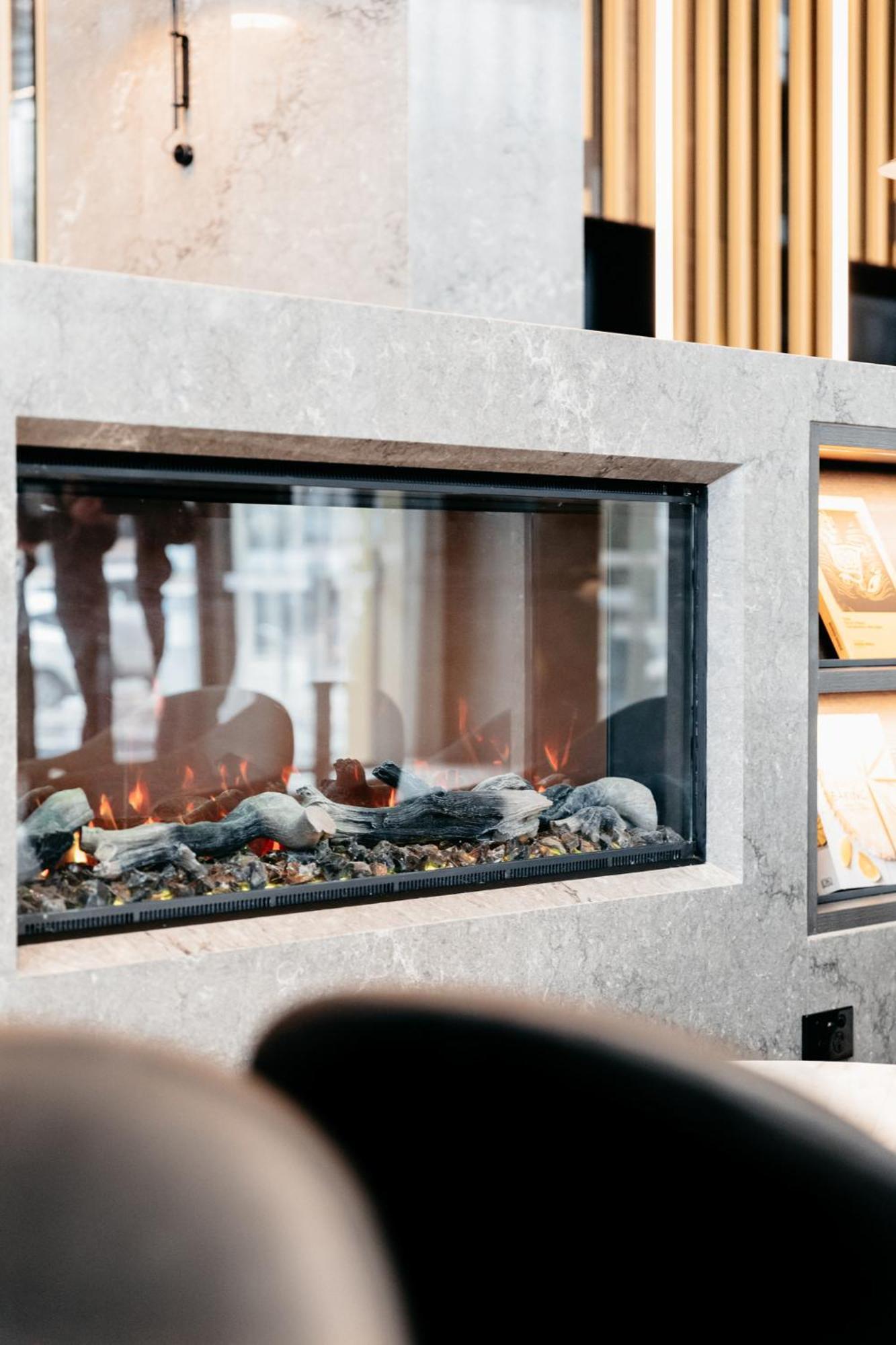 Meriton Suites Канберра Экстерьер фото A fireplace with ethanol fuel