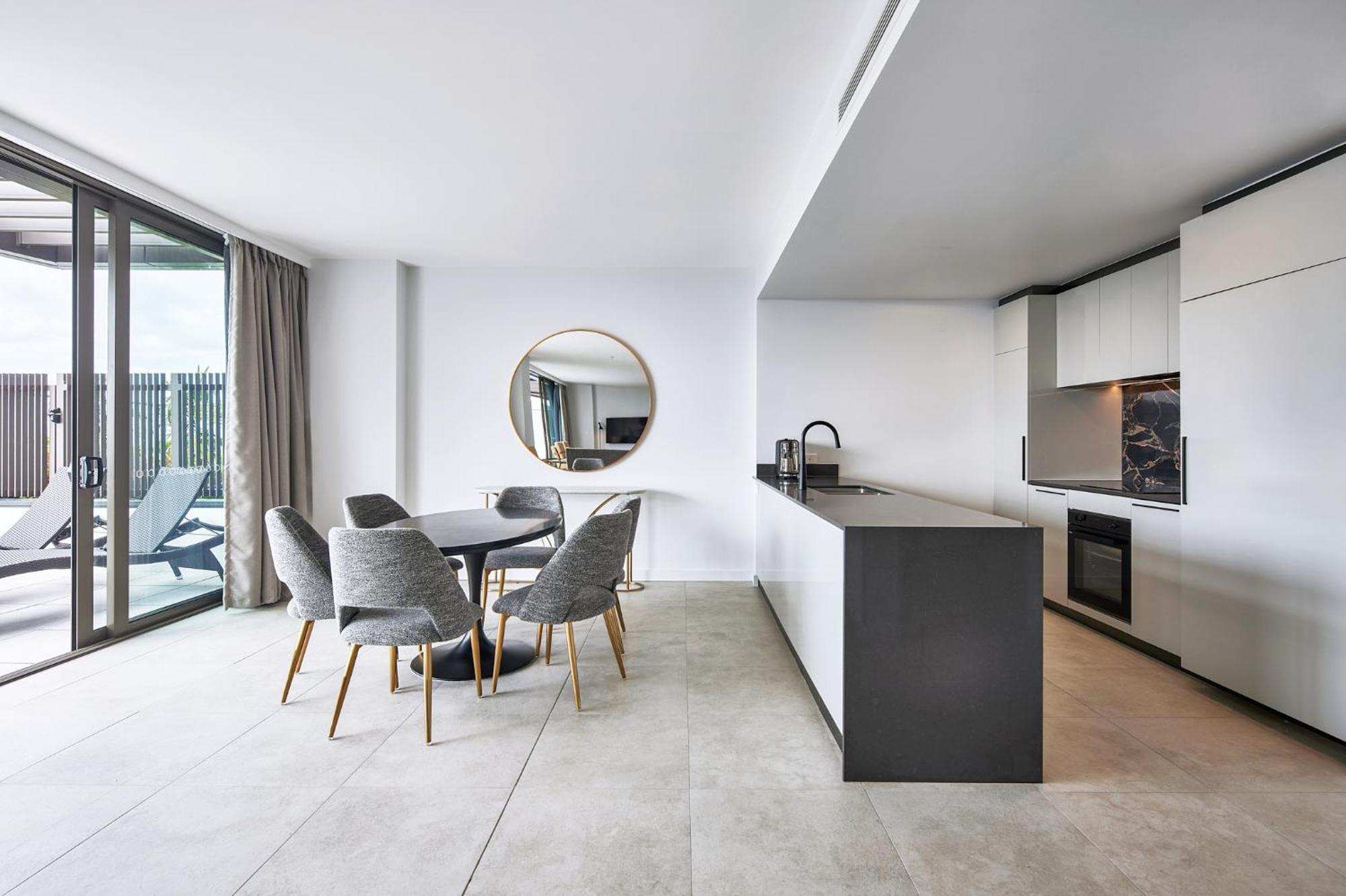 Meriton Suites Канберра Экстерьер фото The kitchen and dining area of a typical apartment