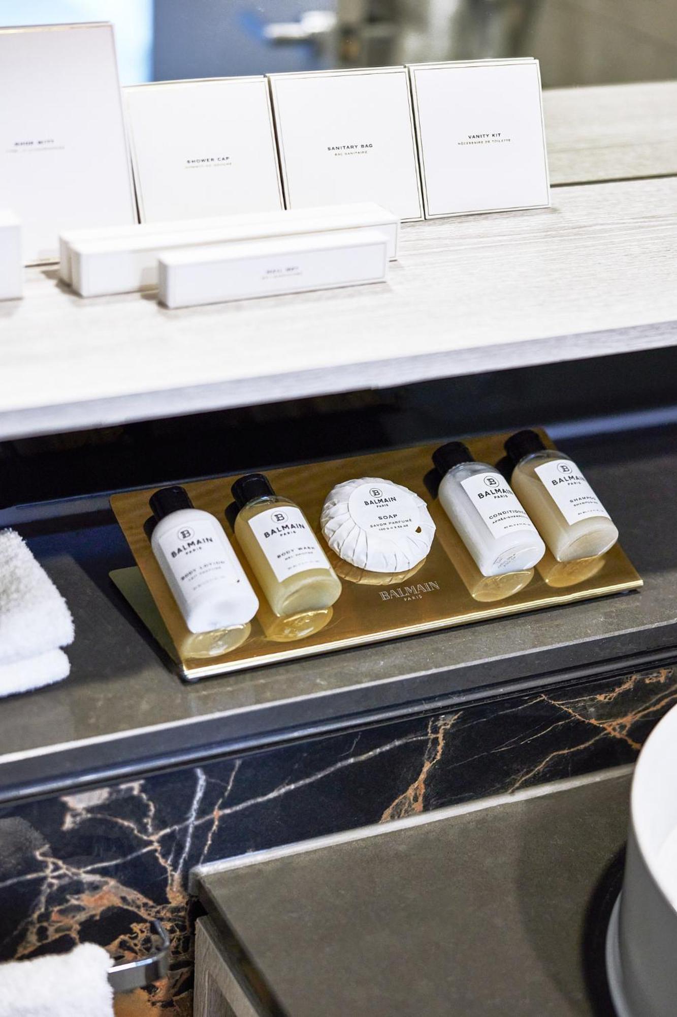 Meriton Suites Канберра Экстерьер фото Balmain toiletries