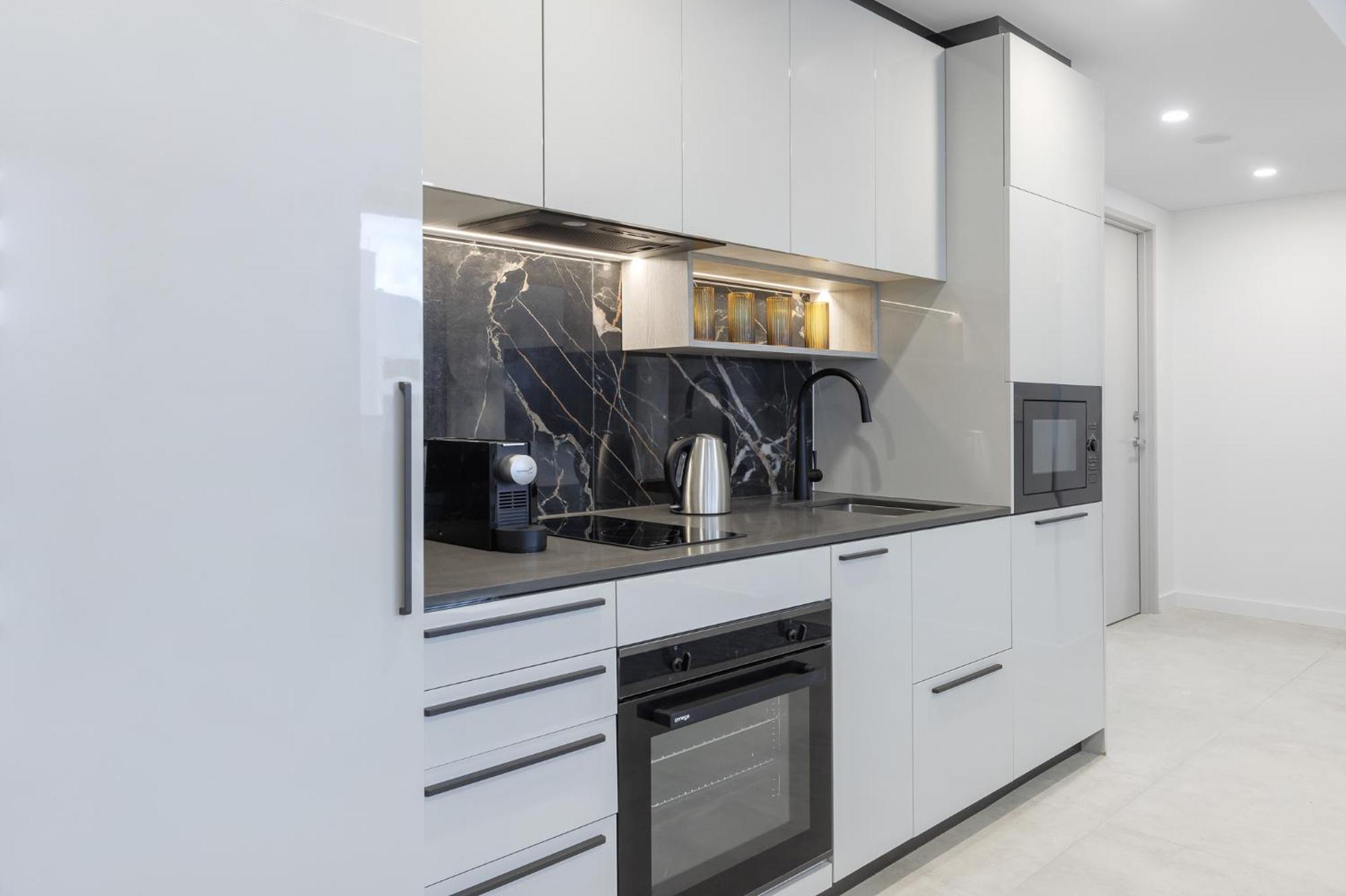 Meriton Suites Канберра Экстерьер фото A modern kitchen