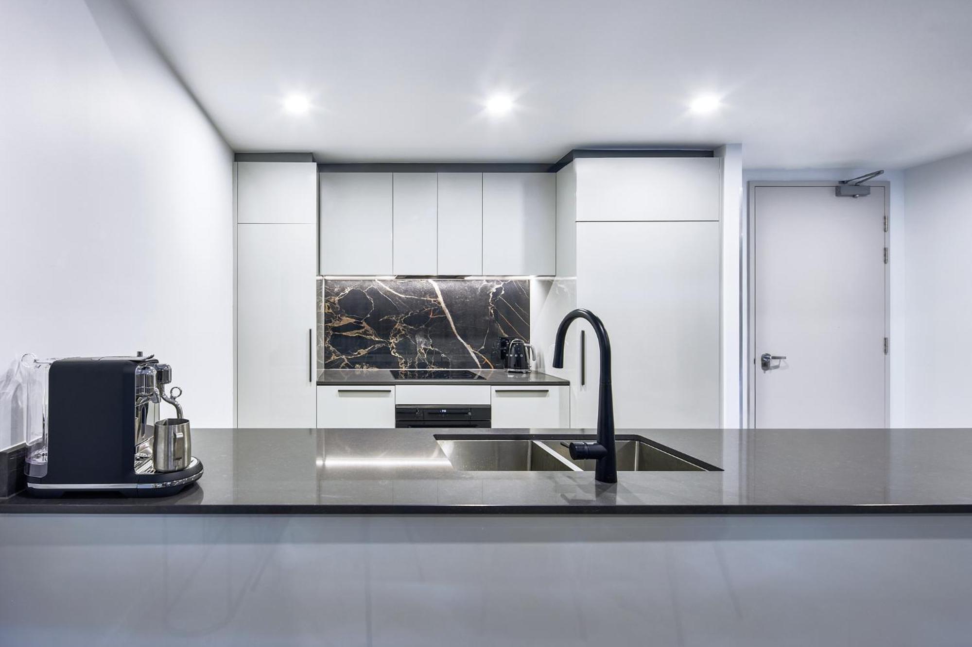 Meriton Suites Канберра Экстерьер фото A kitchen