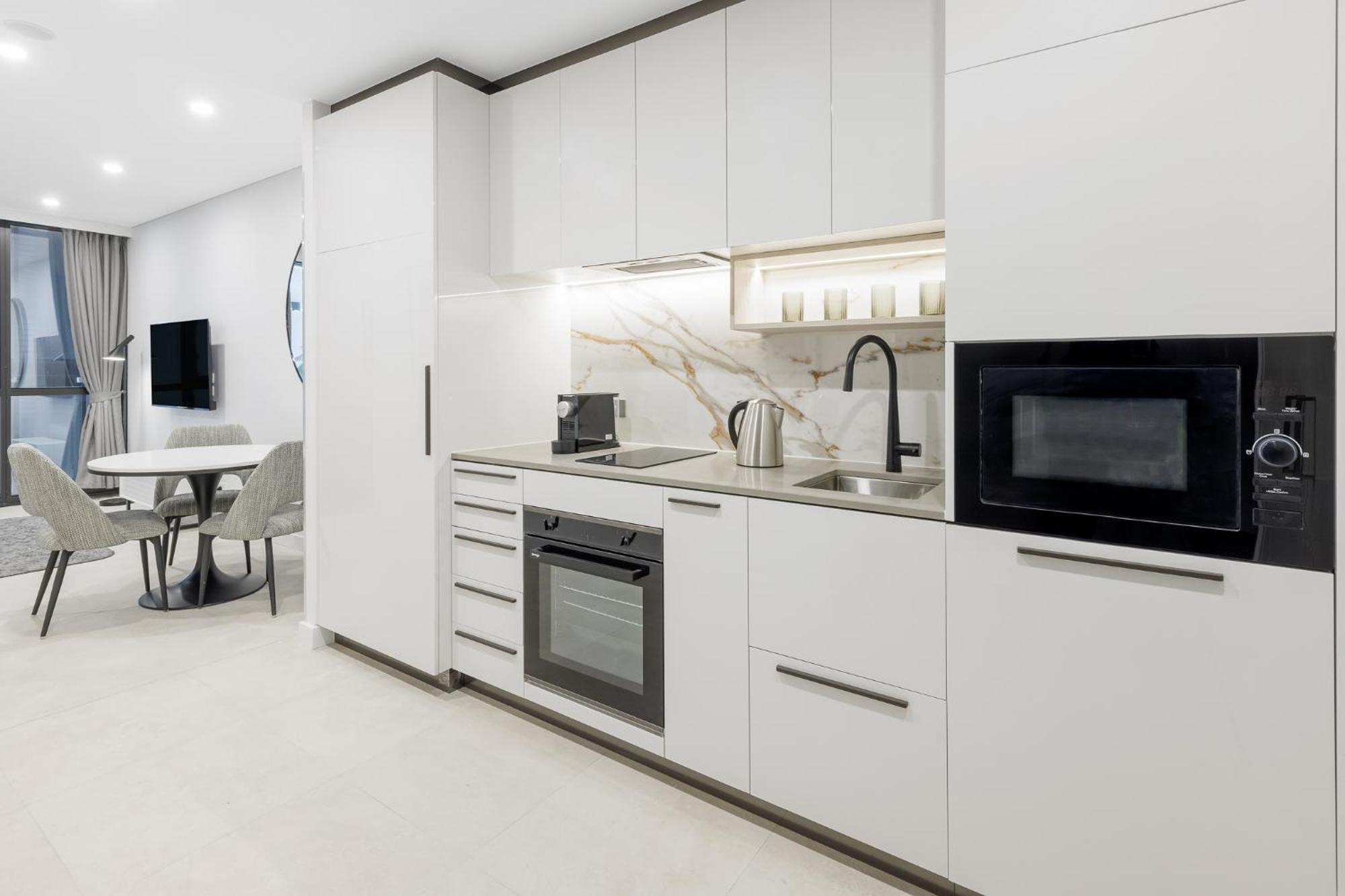 Meriton Suites Канберра Экстерьер фото A typical kitchen in a serviced apartment