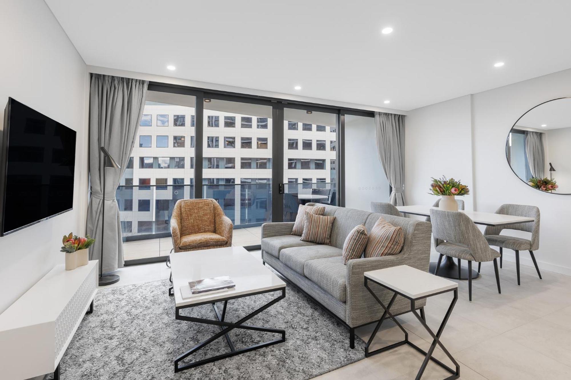 Meriton Suites Канберра Экстерьер фото Living room