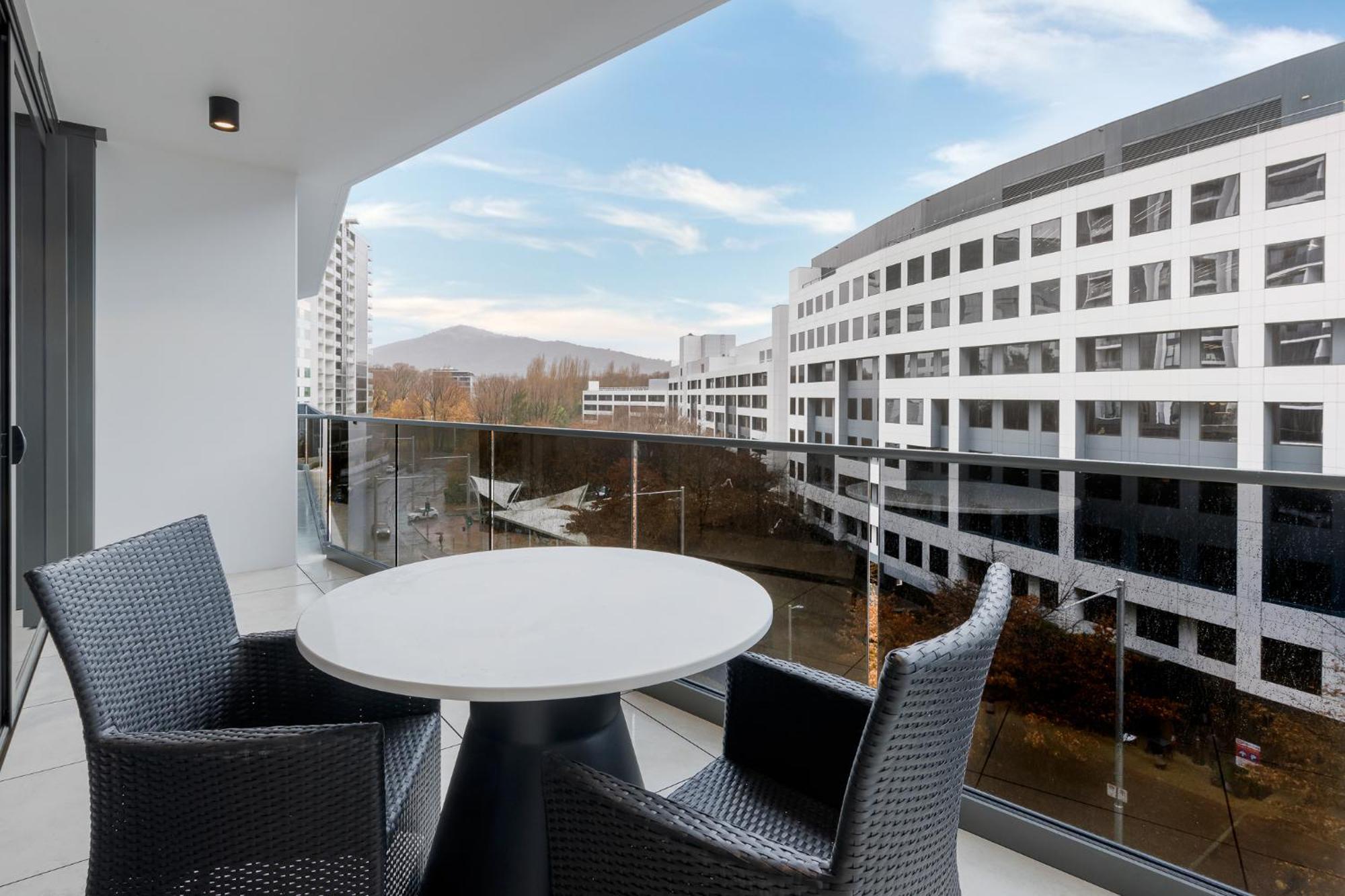 Meriton Suites Канберра Экстерьер фото Balcony